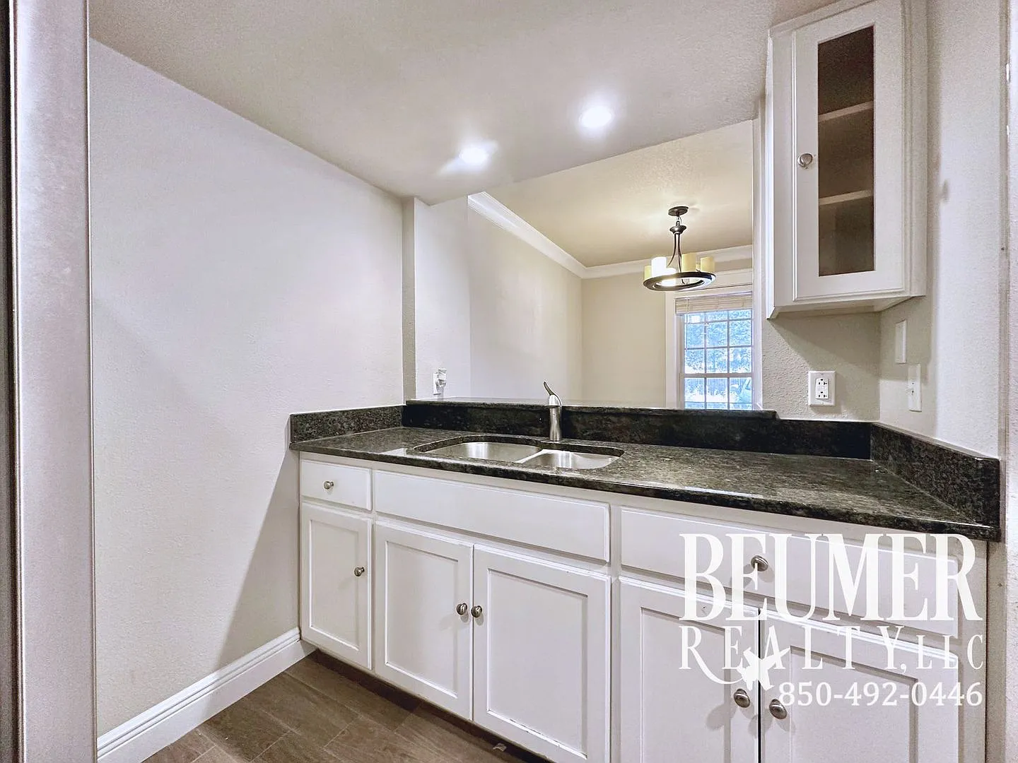 2br 1.5 ba End Unit Townhome for Rent — Photo 4