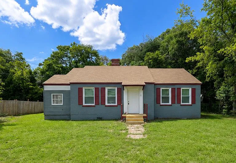 81 Munson Dr — Photo 1