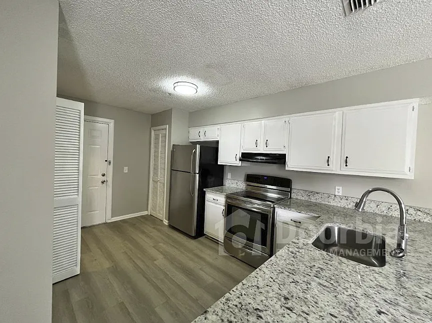 Spacious 2-Bedroom, 1 Bathroom Quad Unit - Second Floor — Photo 3