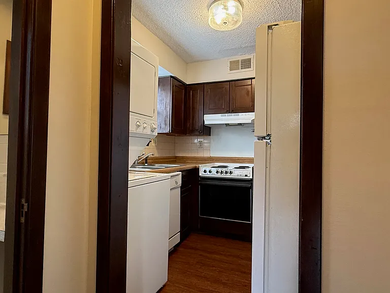 211 S Idlewild St — Photo 10