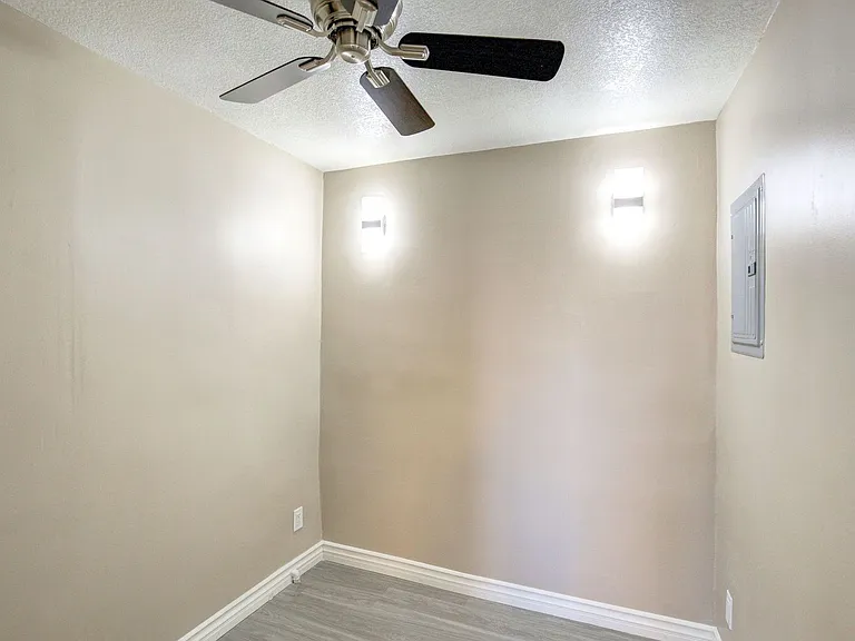 812 W Huntington Dr — Photo 7