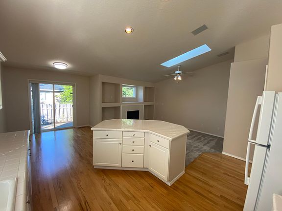 04-Kitchen & Family Room