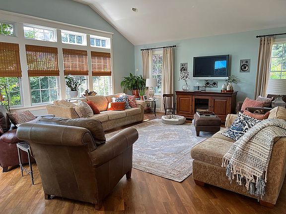 4th image of 502 Friendship Dr
