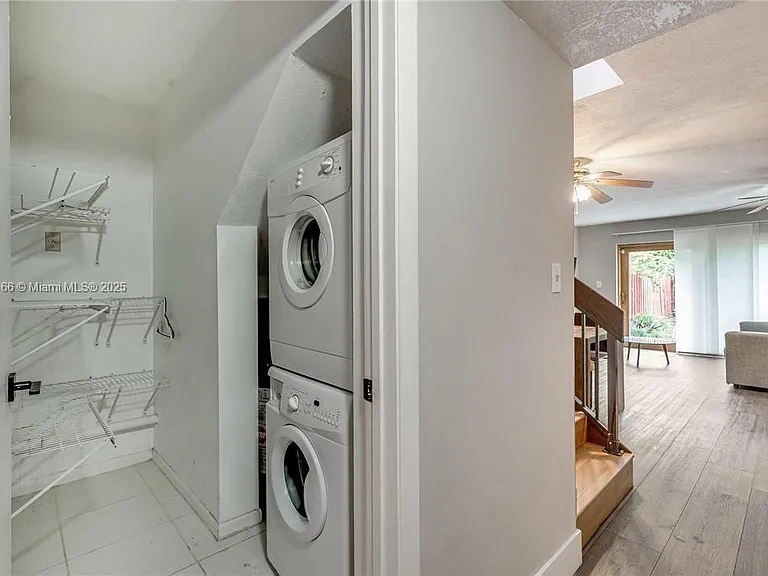 2530 NE 9th St — Photo 16