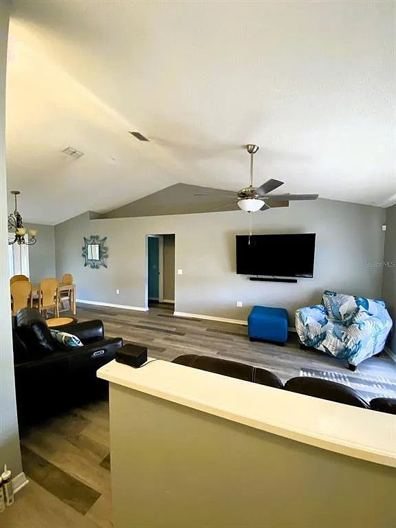 3 bed, 2.0 bath, 1400 sqft, $2,350 — Photo 2