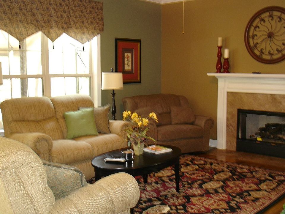 Family Room w/Fireplace