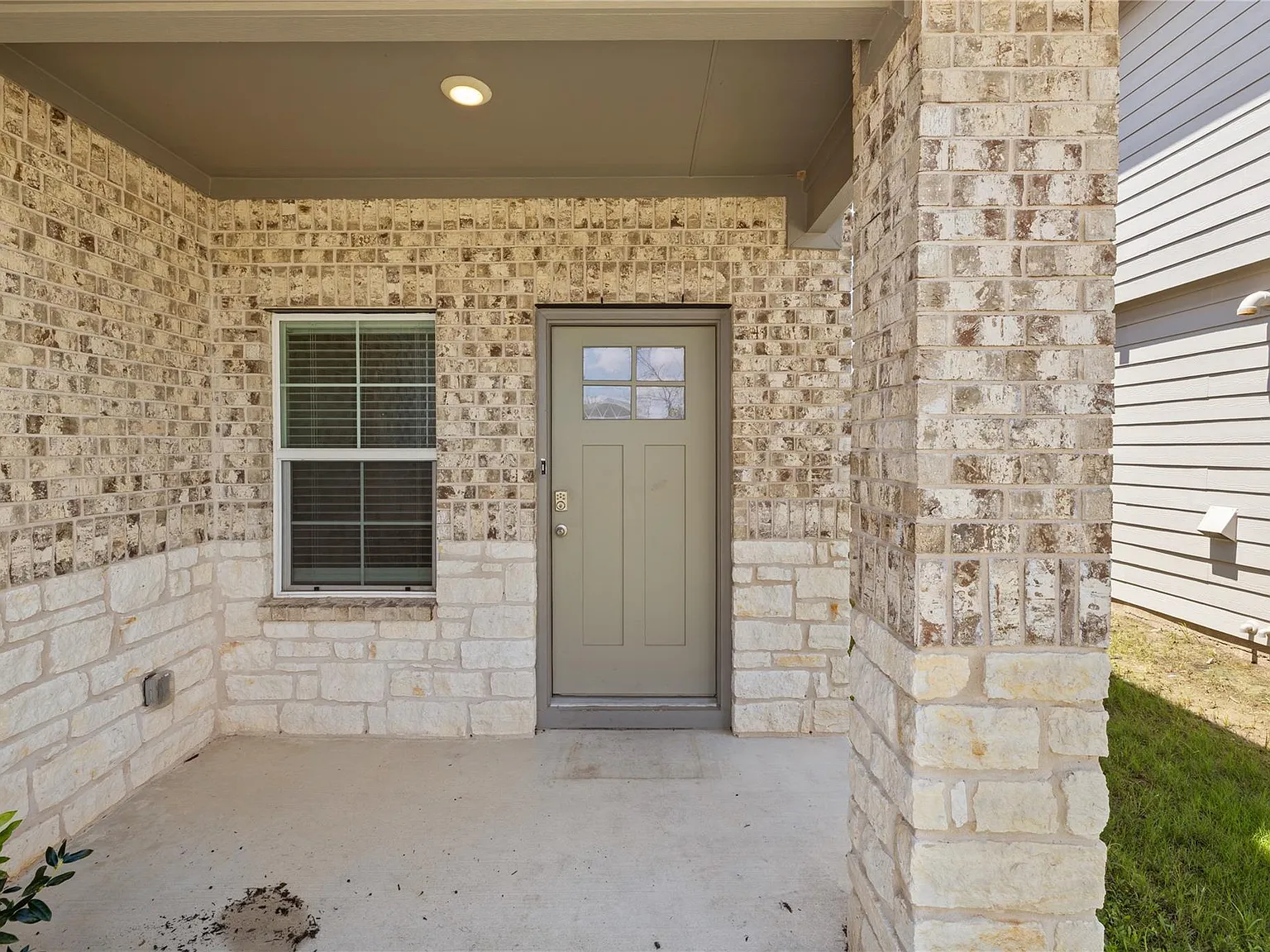 4 bed, 3.0 bath, 2484 sqft, $2,200 — Photo 3