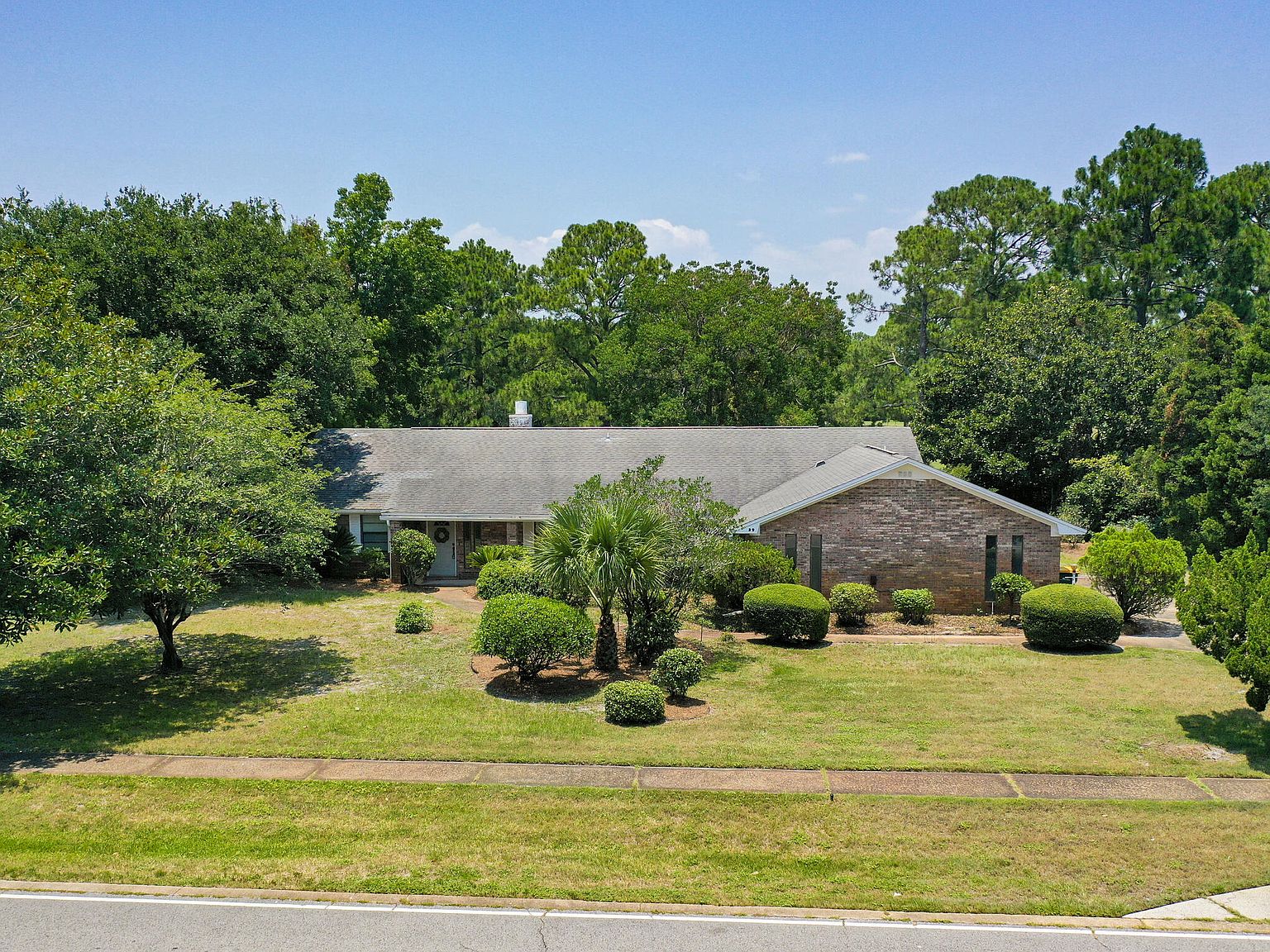 39 Country Club Dr E