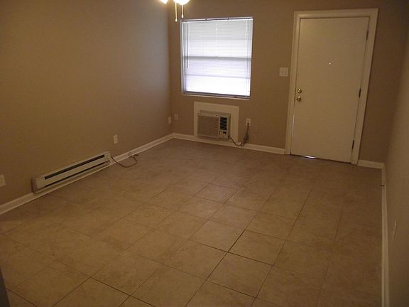4th image of 2742 Forbes St #42