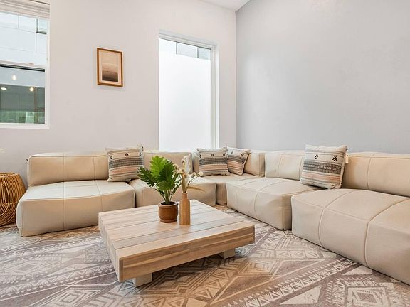4th image of 427 W 10th St APT 103