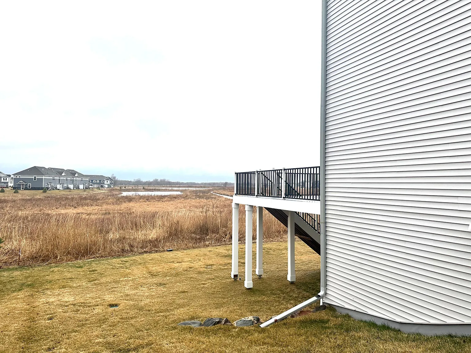 3 bed, 2566 sqft, $3,120 — Photo 2