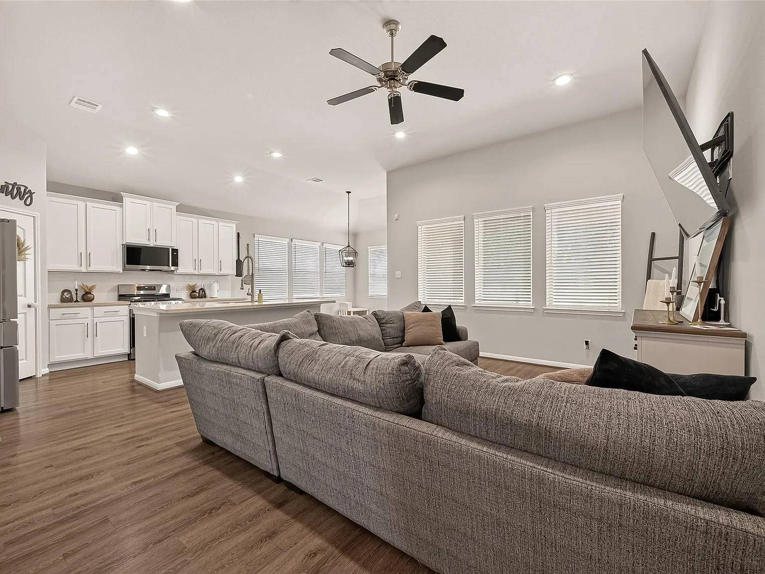 3 bed, 2.0 bath, 1705 sqft, $2,350 — Photo 3