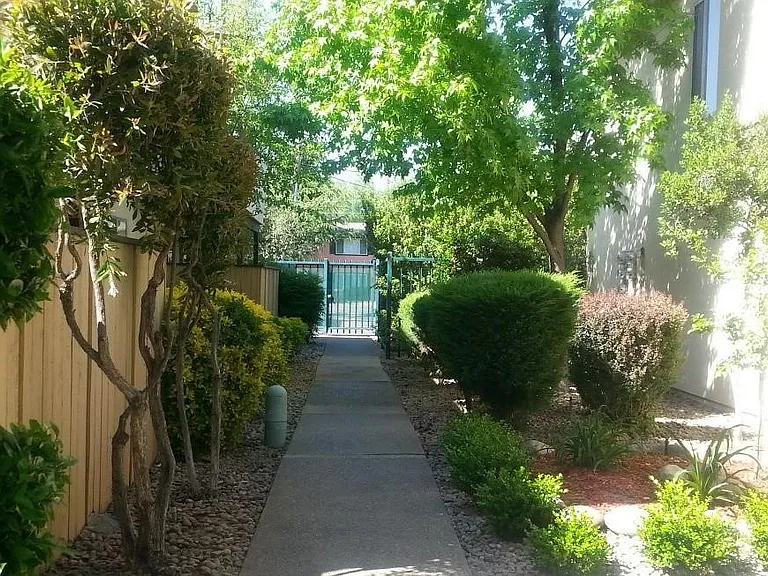 Marconi Gardens East — Photo 13