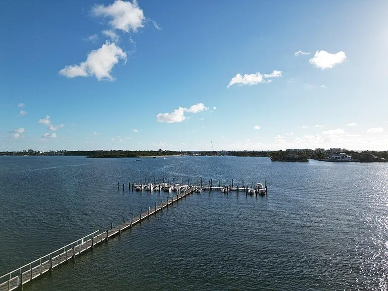 Manatee Bay Apartments — Photo 24