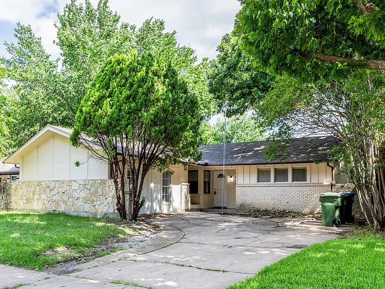 1505 McDonald Dr — Photo 1