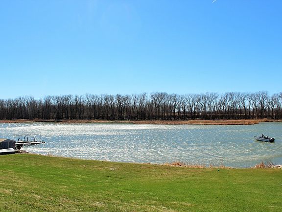 3rd image of 525 Lakeshore Dr