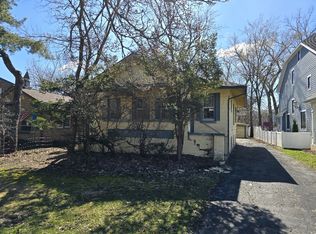 327 Lionel Rd, Riverside, IL 60546