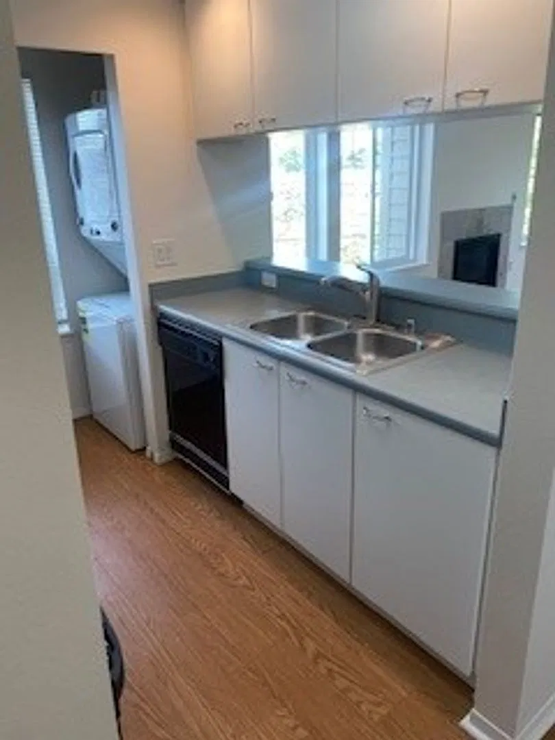 Queen Anne west facing 1 Bedroom patio secure building and garage — Photo 4
