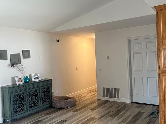 Anteroom leading to the hallway and bedrooms/bathrooms