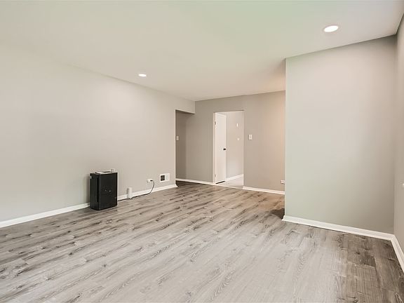 5th image of 15418 Dorchester Ave