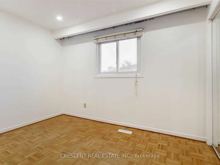 4036 Dunmow Cres #UPPER — Photo 14