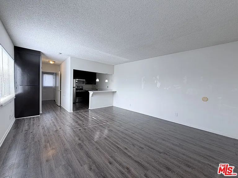 1137 W 36th Pl #1 — Photo 2