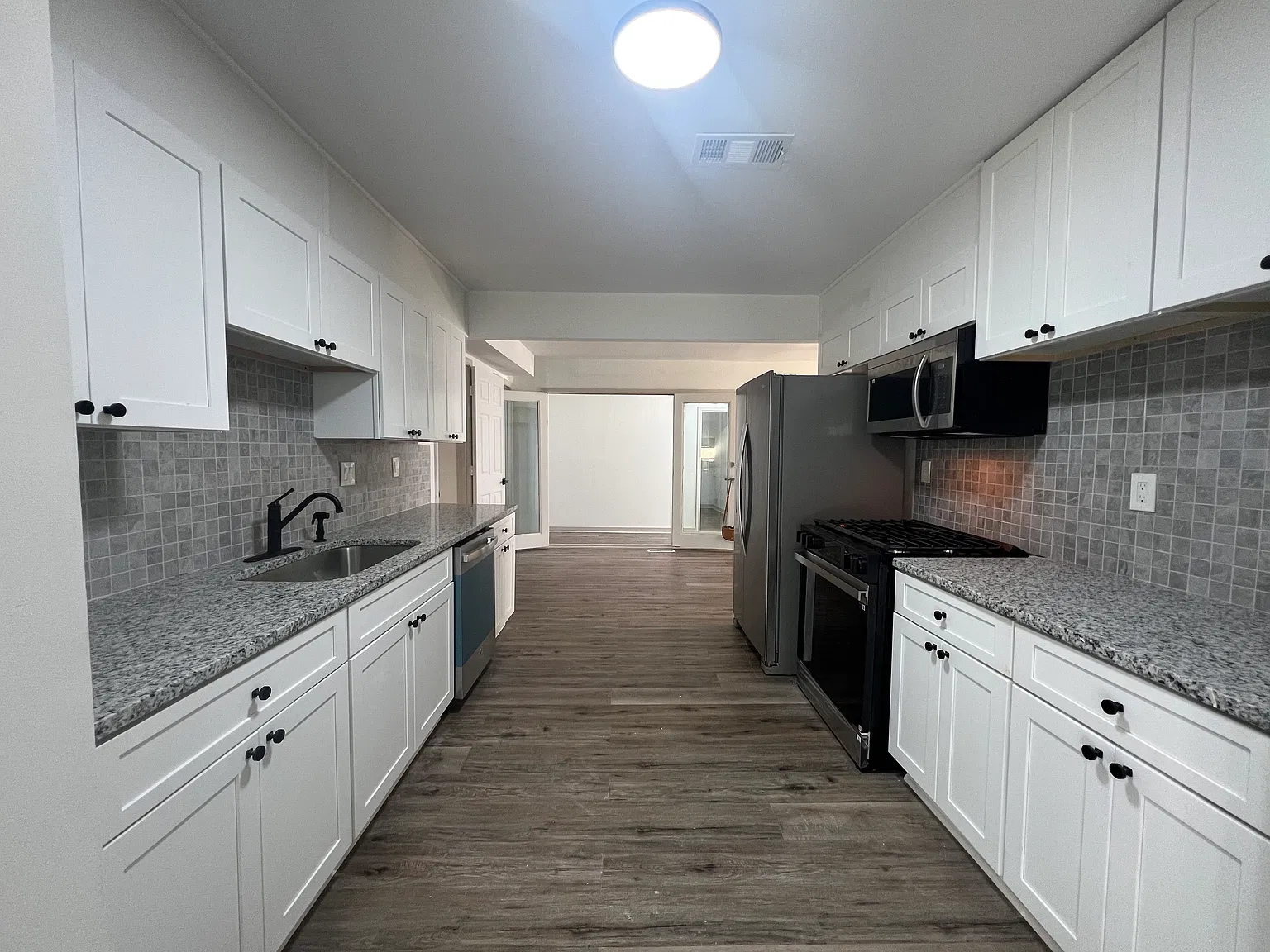 5 bed, 2352 sqft, $3,200 — Photo 4