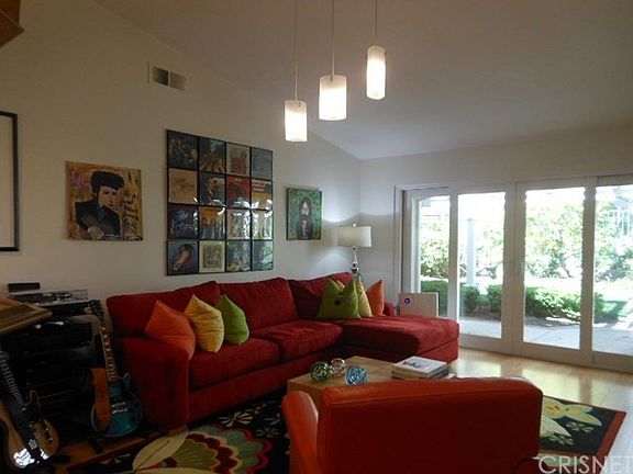 FAMILY ROOM TO REAR YARD