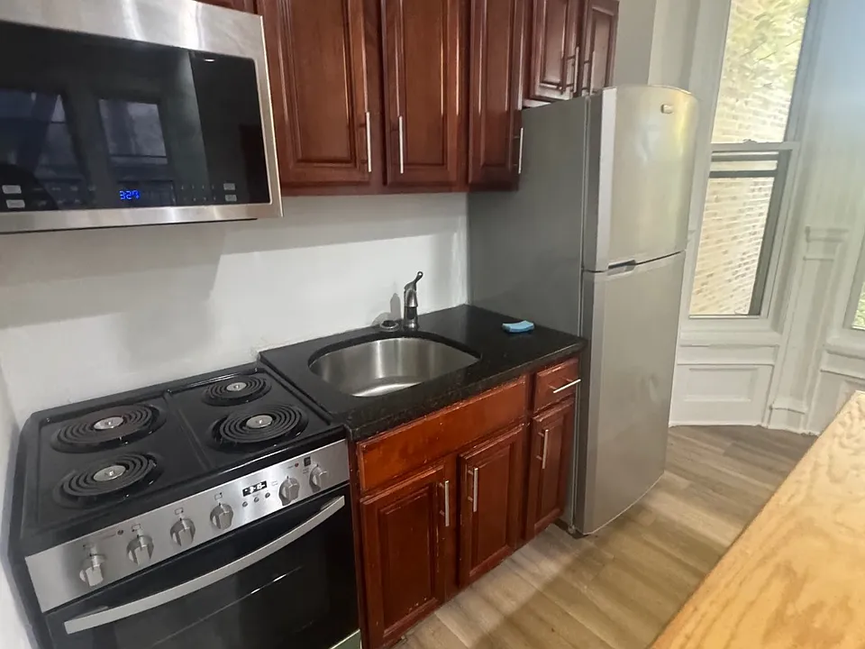 738 Kelly St #2