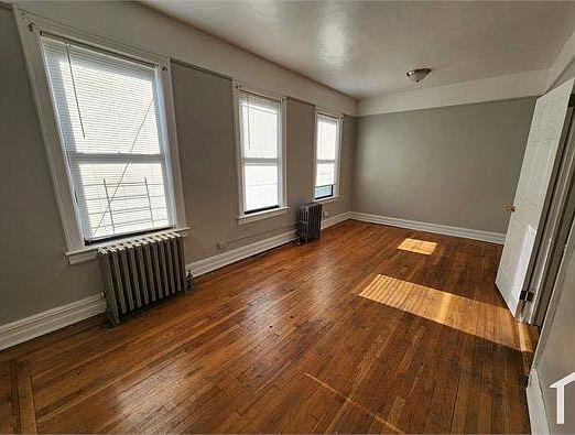 3rd image of 950 E 227th St APT 3