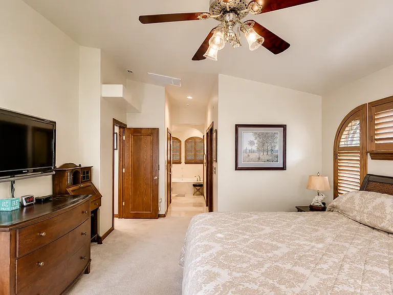 13600 Lake Shore Dr — Photo 16