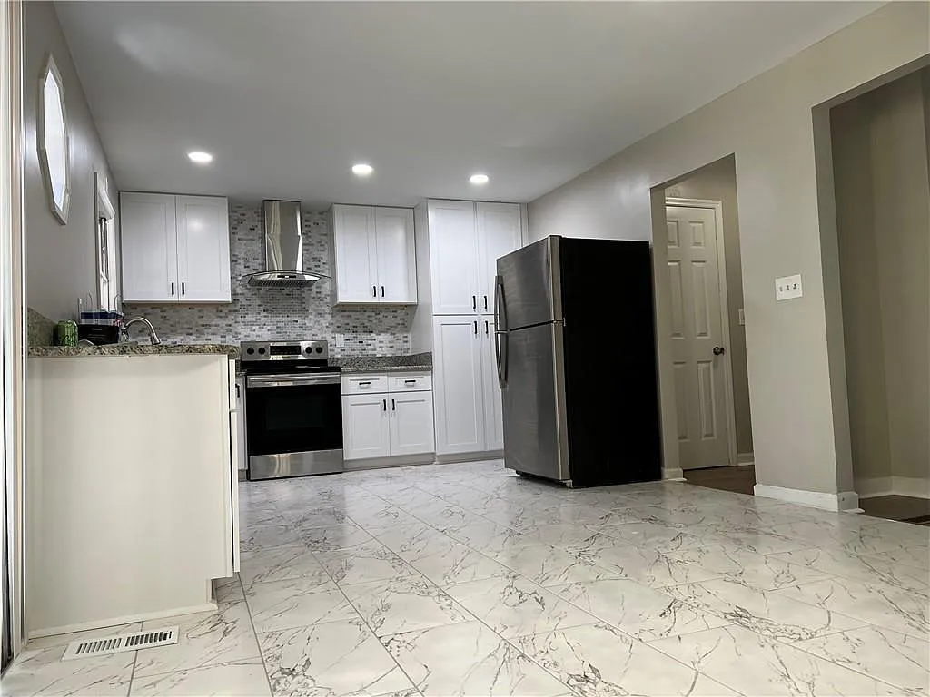 4 bed, 3.0 bath, 2950 sqft, $2,995 — Photo 4