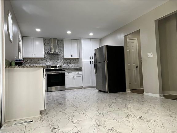4th image of 2221 Pinecliff Dr NE