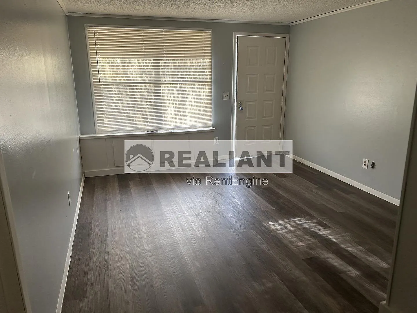 2 bed, 1.0 bath, 864 sqft, $1,095 — Photo 2