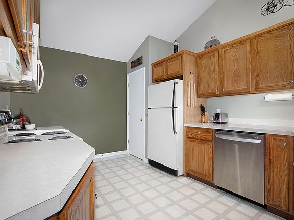 3rd image of 292 Timberlake Dr E
