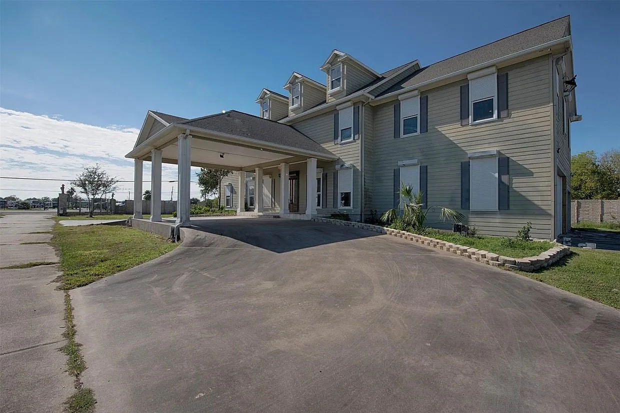 3 bed, 5.0 bath, 7128 sqft, $3,700 — Photo 4