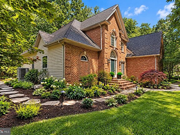 4th image of 661 Hunters Ln