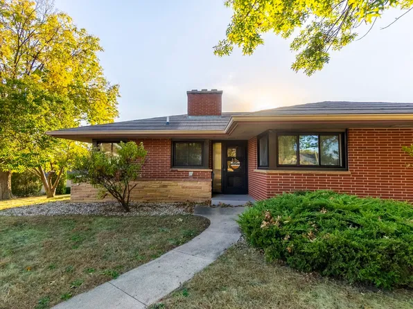 904 Columbia Dr, Cedar Falls, IA 50613