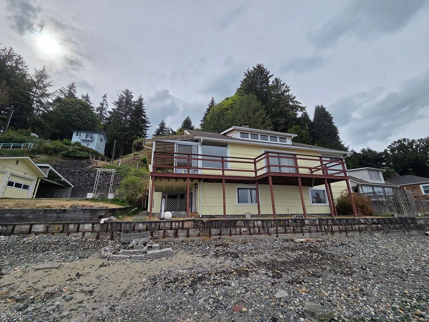 Classic Style Beach House Available for Rent in Port Orchard - 2 Bed / 2 Bath, Beachfront! — Photo 1