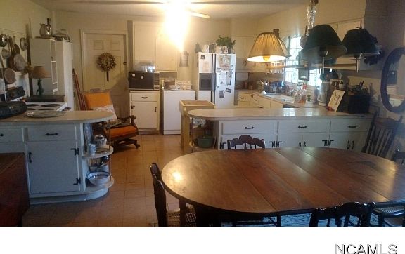 3rd image of 1407 Stadium Dr NE