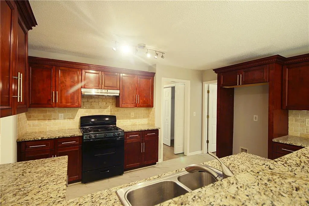 4 bed, 3.0 bath, 1938 sqft, $2,695 — Photo 3