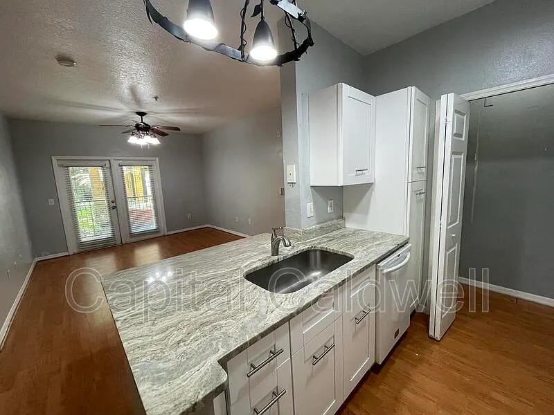 1 bed, 1.0 bath, 598 sqft, $1,600 — Photo 4