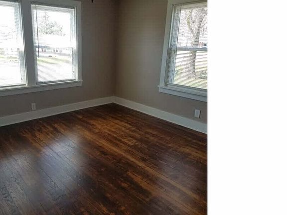 5th image of 697 Lawrence Ave