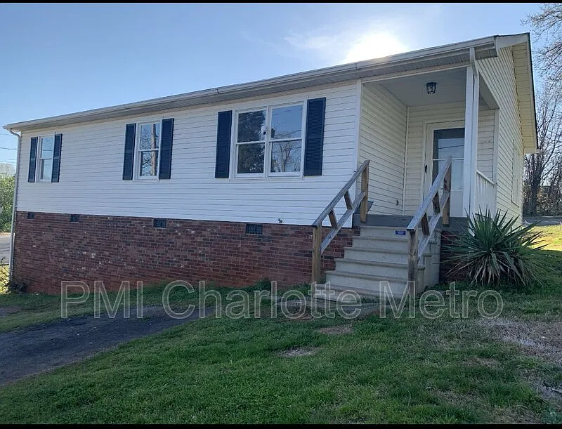 3 bed, 1.5 bath, 1648 sqft, $1,595 — Photo 1