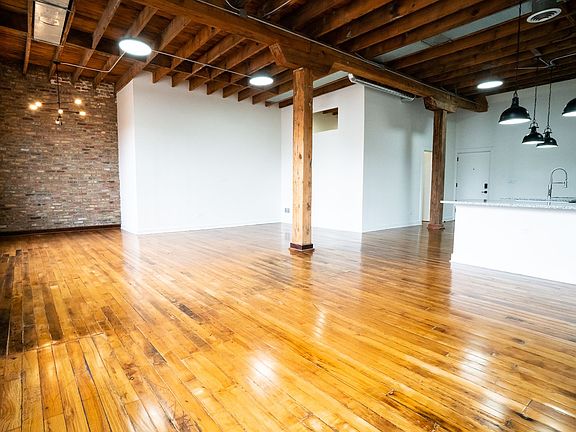 3rd image of 2015-21 W Race Ave #240