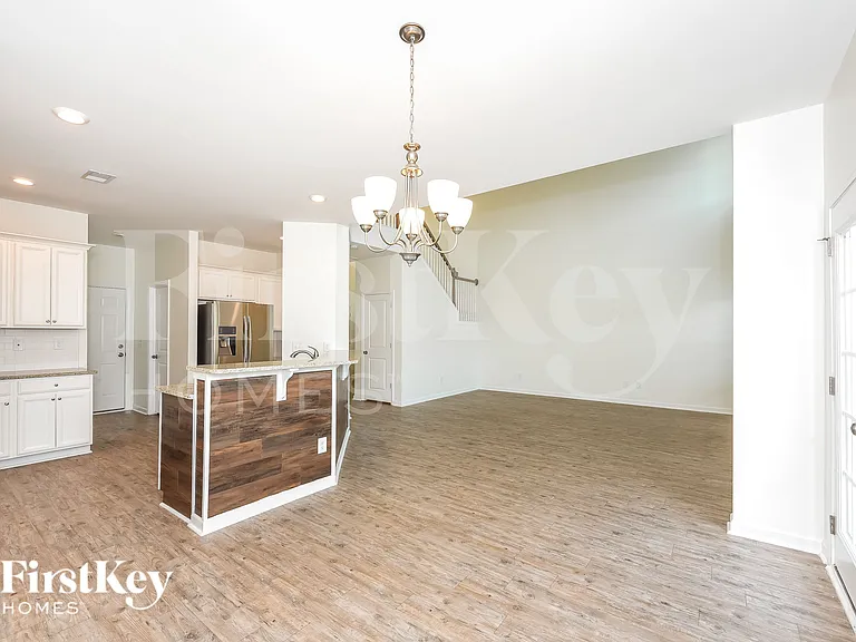 736 Redbud Ln — Photo 6