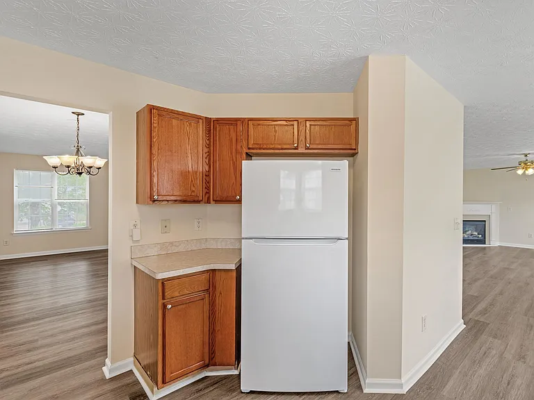 310 Sarasota Ln — Photo 9