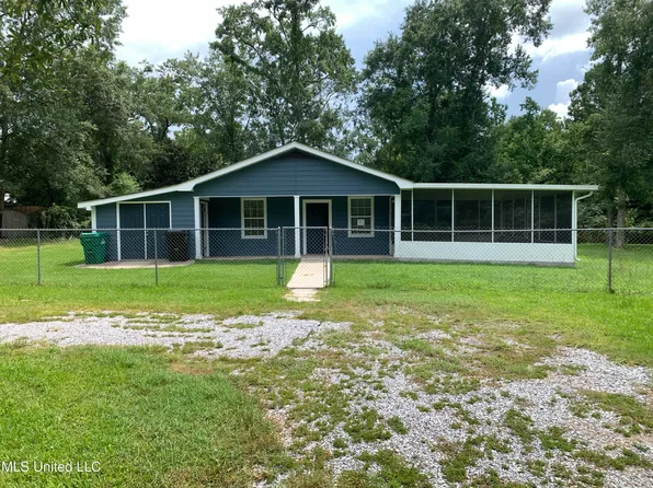 10085 Paradise Ln, Bay Saint Louis, MS 39520