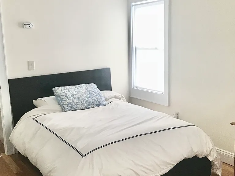 140 College Pl — Photo 5