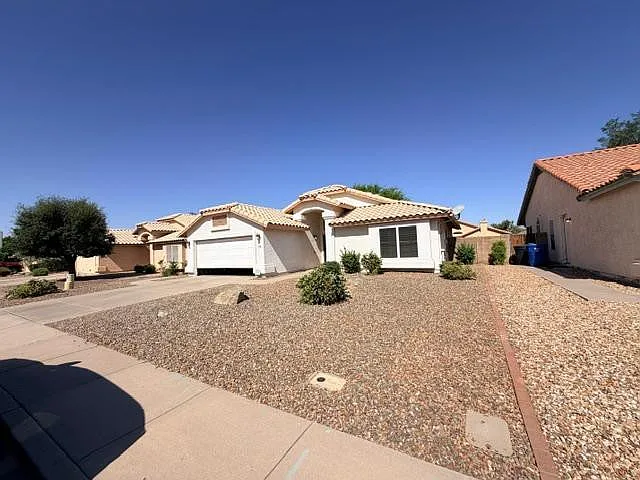 2560 S Vineyard — Photo 1